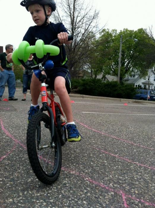 Como ensinar uma criança a andar de bicicleta: conselhos aos pais