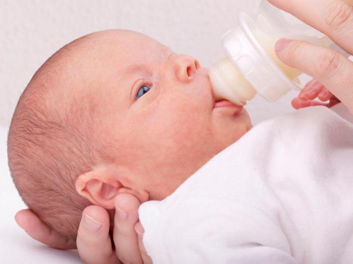 Por que o bebê cuspa leite após a mamada?