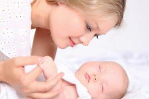 Grumbles no abdômen do bebê: os principais motivos e maneiras de eliminar o traço
