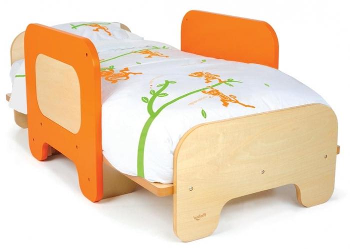 Cama de criança com um lado para bebês