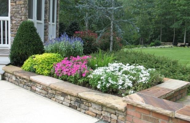 Quão lindo é fazer um canteiro de flores com suas próprias mãos, os paisagistas sabem