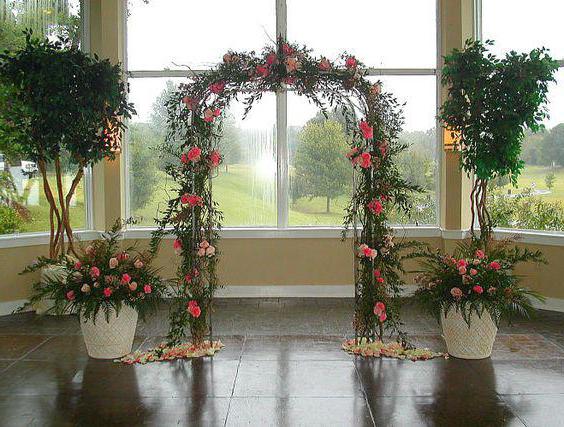 arco forjado para flores de mãos dadas