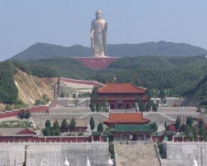 Estátua de Buda da altura do templo da Primavera