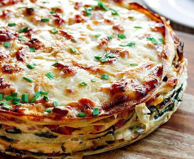 bolo de panqueca de lanche com frango e cogumelos