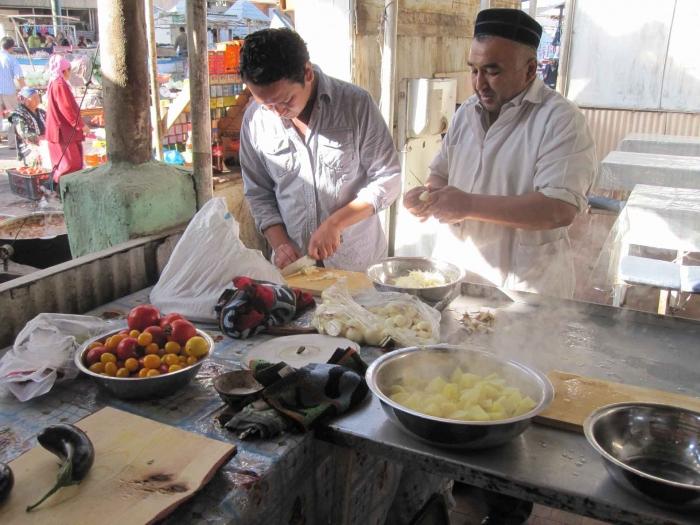 Nós cozinhamos lagman real do leste da carne