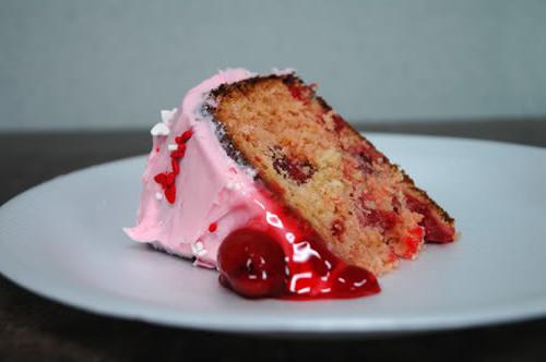 Nós cozinhamos a torta no kefir com cereja