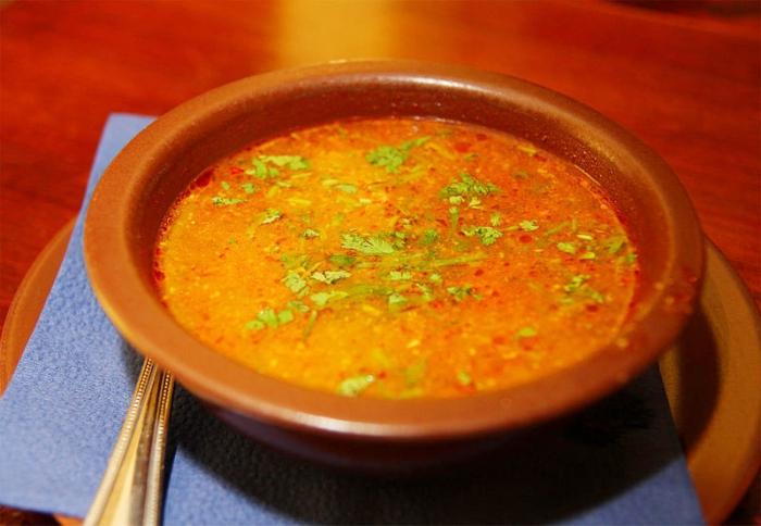 Cozinhando uma deliciosa sopa de porco de uma carne de porco