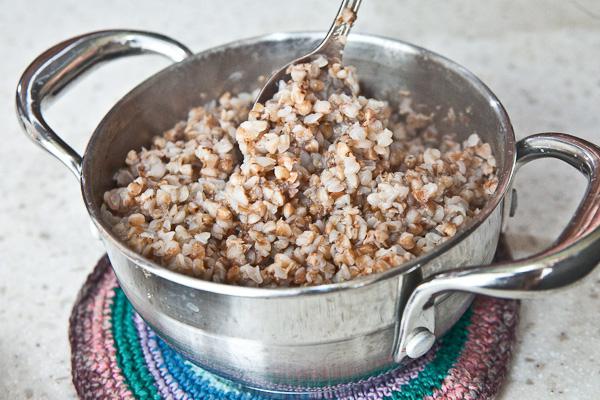 Mingau de trigo mourisco com ensopado: receita cozinhando no fogão e no multi-