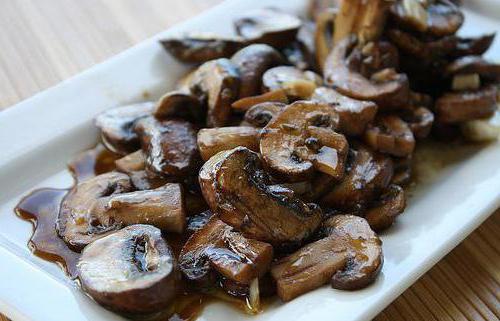 salada com camadas de receita de fígado de frango