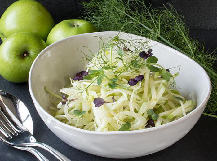 uma salada de rabanete de margélia com uma maçã