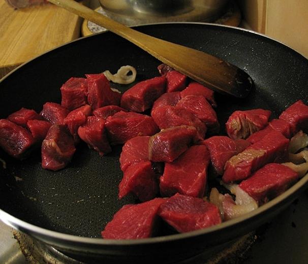 fritar a carne com fatias em uma frigideira