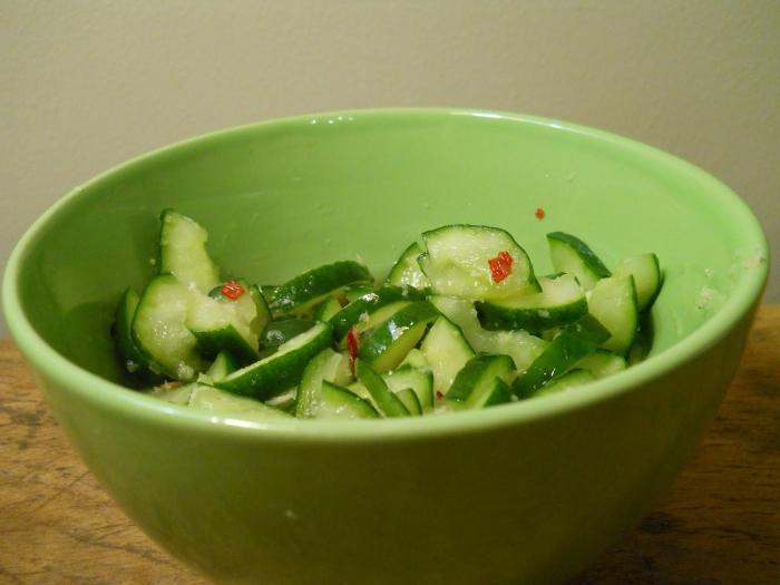 Pepino caseiro com salada clara