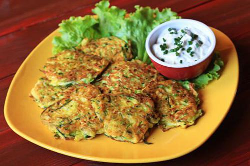 Panquecas de uma medula vegetal e batatas: uma opção de orçamento para estudantes