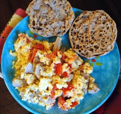 Omelete com salsicha e tomate, assado no forno