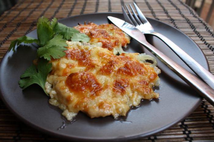 Costeletas com tomate e queijo no forno