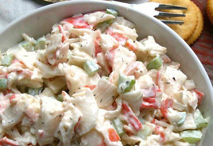 salada com camadas de caranguejo varas tomate queijo