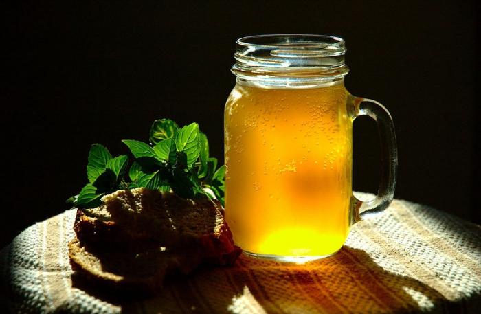 A receita para cozinhar kvass sem fermento com pão