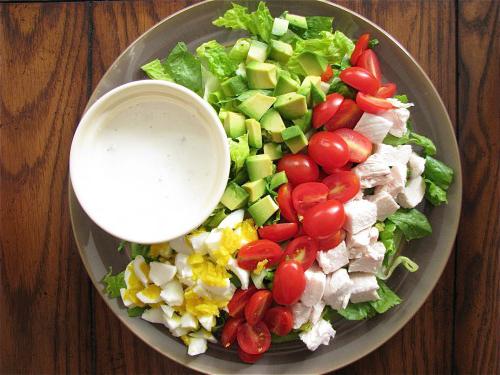 Salada com tomates e frango e queijo. Receitas originais