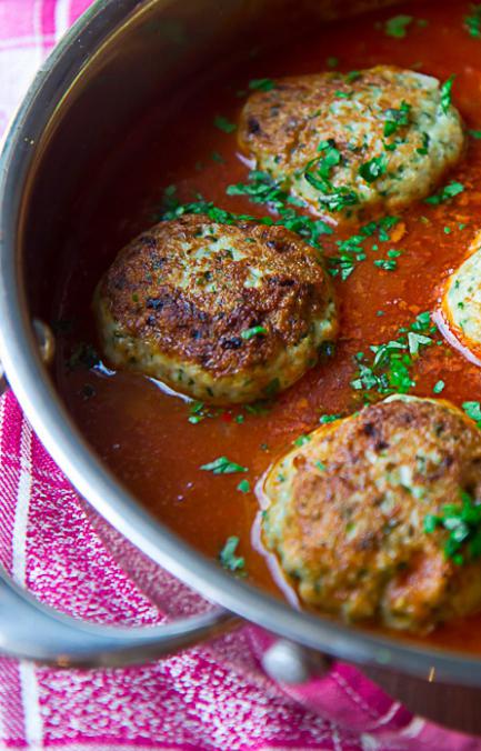 rissóis de peixe em molho de tomate