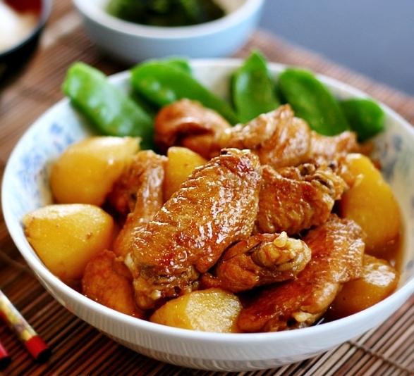 Asas de frango deliciosas e saudáveis ​​com batatas no forno