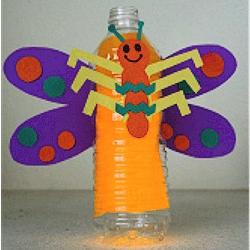 Uma abelha de garrafas de plástico irá decorar seu jardim de flores