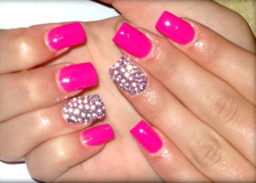 manicure rosa branca