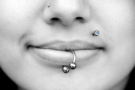 Piercing - o que é isso? Brincos para piercing