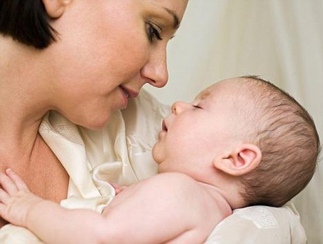 Com o que horas após o início ou o início dos trabalhos mensais das mães jovens