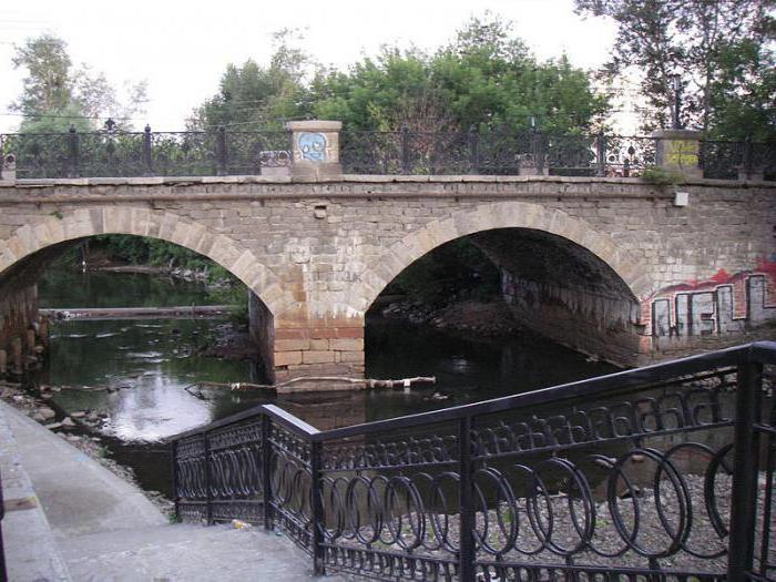 A Ponte do Tsar na Rua Dekabristov - um marco em Ekaterimburgo