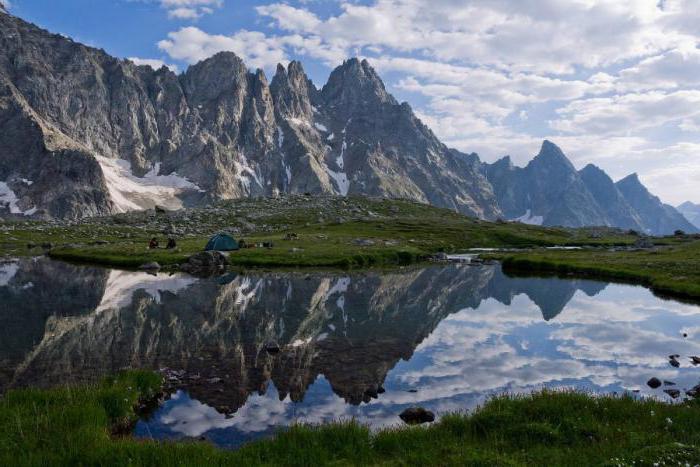 Dombai, um território montanhoso em Karachay-Cherkessia. Férias de esqui de inverno