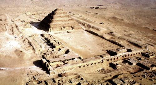 A pirâmide antiga de Djoser - uma das mais famosas atrações do mundo