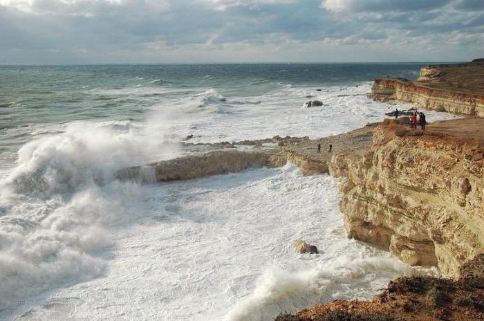 Praia histórica com águas cristalinas: Blue Bay (Sevastopol)