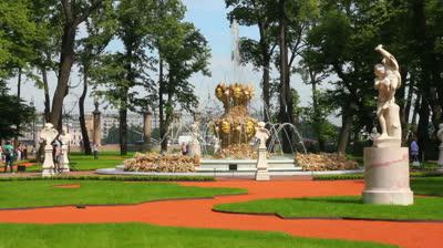 Jardim de verão - a pérola de São Petersburgo