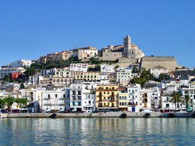 Férias na Espanha. Ibiza - um lugar ideal para umas férias incessantes