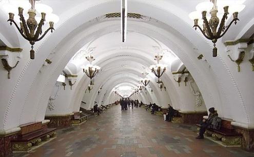 Arbat velho. Estação de Metro em Arbat Gate Square