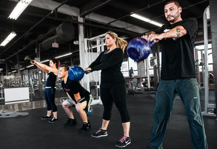 Kettlebell levantamento: treinamento. Exercícios complexos com peso