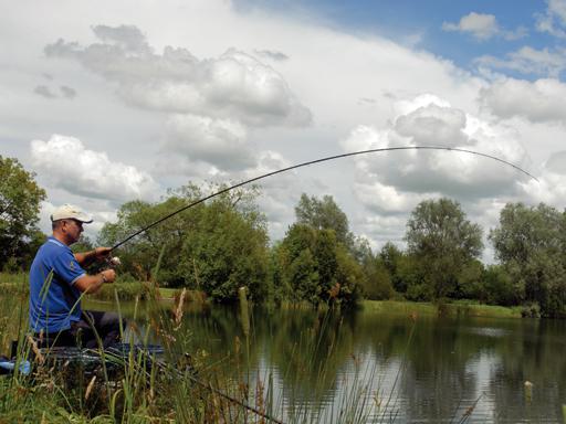 Como equipar uma vara de pesca flutuante