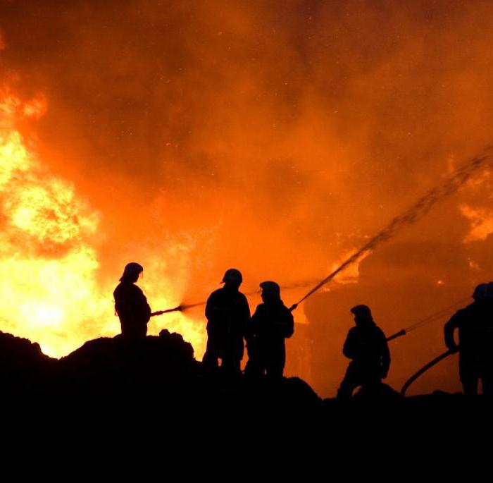 A eliminação de um incêndio é um trabalho coordenado de bombeiros